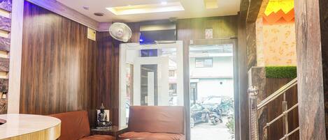 Coin salon dans le hall
