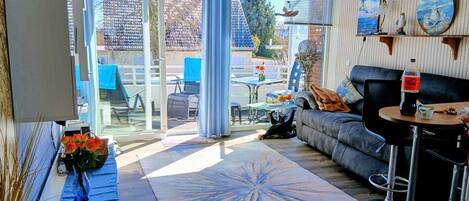 TV, table tennis, stereo