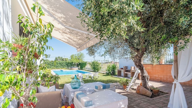 A patio with outdoor furniture, a pool, and a tree. - Holiday Home Pozo Viejo (Marchena)