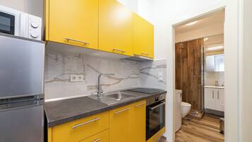 Fridge, oven, stovetop, coffee/tea maker