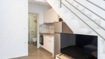 Fridge, stovetop, coffee/tea maker, cookware/dishes/utensils