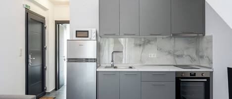 Frigorífico, horno, placa de cocina y cafetera o tetera