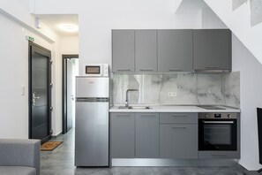 Jääkaappi, uuni, liesi, kahvin-/teenkeitin