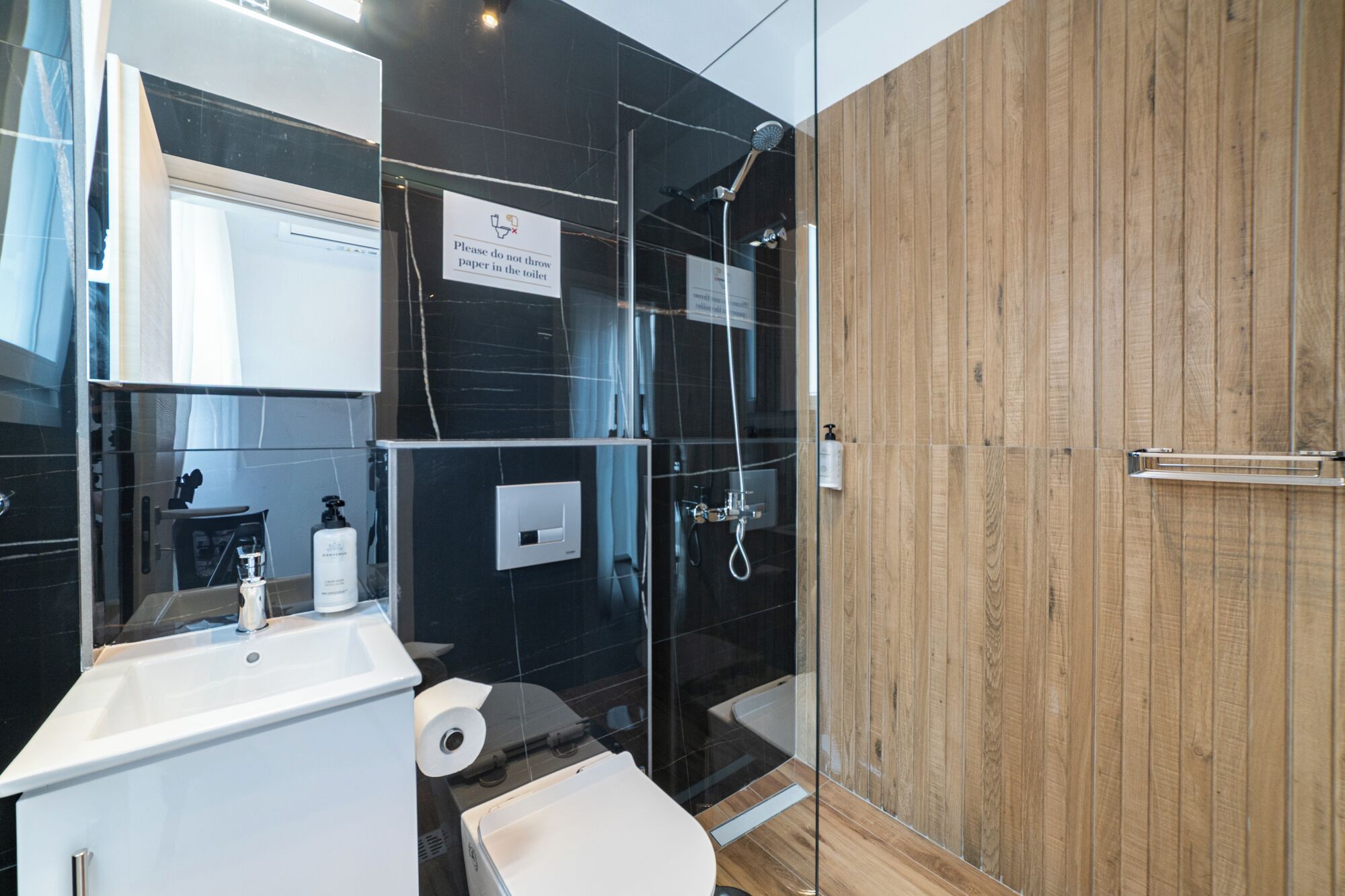 Douche, séchoir à cheveux, serviettes fournies