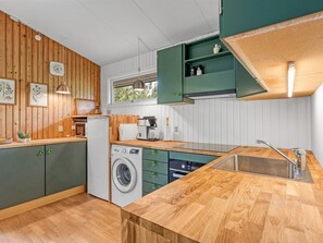 Kühlschrank, Mikrowelle, Geschirrspüler, Kochgeschirr/Geschirr/Besteck