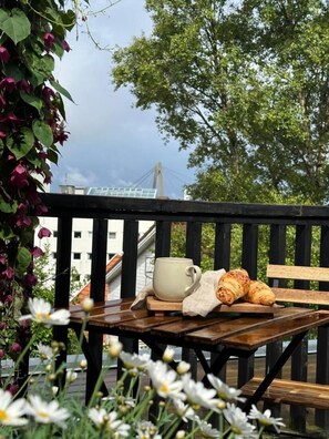 Outdoor dining - Deluxe central 2 bedrooms with view and underground garage in Stavanger (Stavanger)