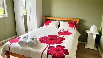 2 bedrooms, iron/ironing board, Internet, bed sheets