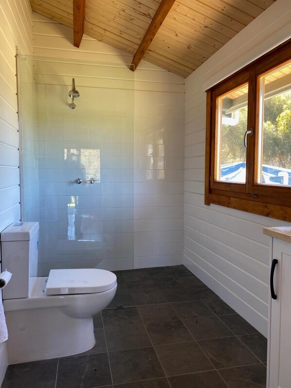 Chuveiro, toalhas de banho