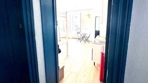 A hallway leading to a dining area with a table and chairs. - Sunny Paris flat heart of 11ème (Paris)