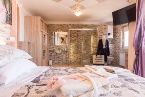 4 bedrooms, internet, bed sheets