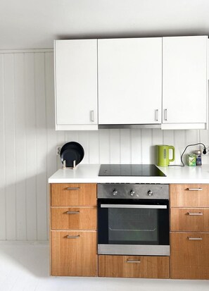 Fridge, oven, dishwasher, coffee/tea maker