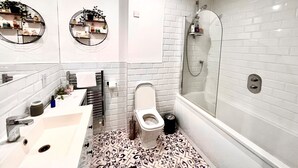 Secadora de cabello, toallas, jabón, papel de baño 