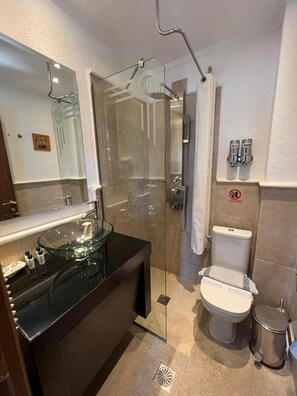 Douche, séchoir à cheveux, serviettes fournies