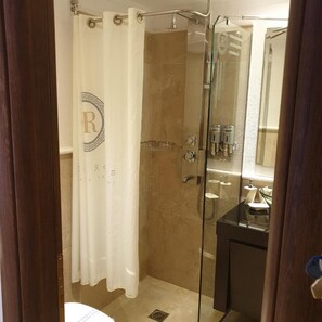 Shower, hair dryer, towels - Kappa Rooms Boutique Hotel (Nea Kallikratia)
