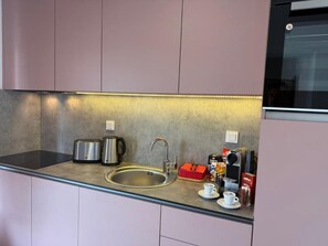 Kühlschrank, Wasserkocher mit Kaffee-/Teezubehör