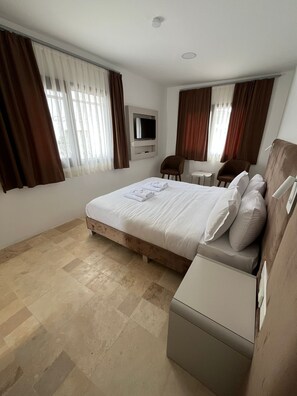 Safe på rommet, blendingsgardiner og wi-fi (inkludert)