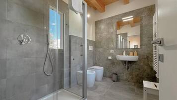 Dusche, Haartrockner, Bidet, Handtücher