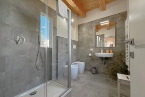 Shower, hair dryer, bidet, towels - Elegant Villa with Garden - Perfect for Groups (Potenza Picena)