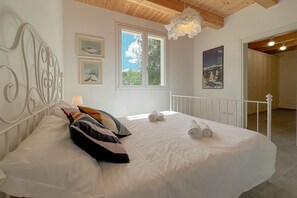 5 bedrooms, iron/ironing board, free WiFi, bed sheets