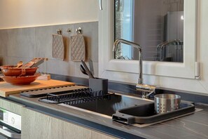 Frigorífico, horno, placa de cocina y lavavajillas