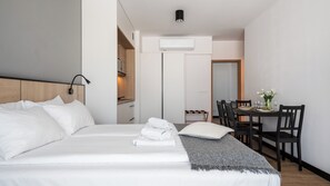 Appartement (68) | Woonruimte | Een flatscreentelevisie
