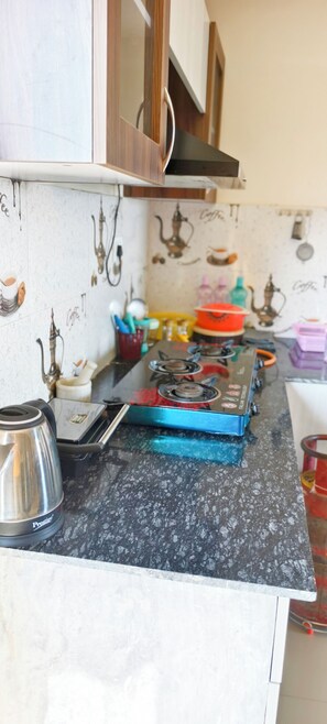 Refrigerador, microondas, tostadora, hielera