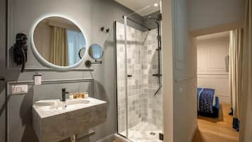 Basic Room | Minibar, in-room safe, desk, soundproofing