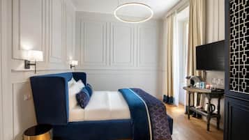Habitación doble superior | Minibar, caja de seguridad en la habitación y escritorio