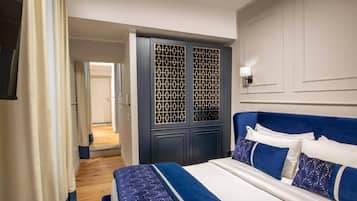 Habitación básica | Minibar, caja de seguridad en la habitación y escritorio