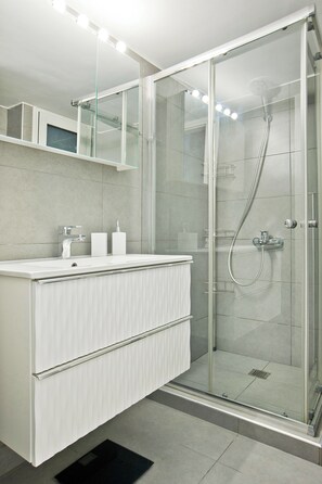 Douche, sĂšche-cheveux, serviettes fournies, savon