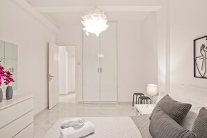 1 dormitorio, tabla de planchar con plancha, wifi y ropa de cama