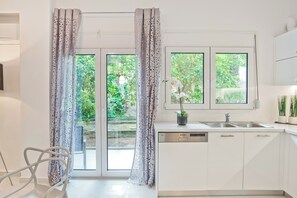 Réfrigérateur, micro-ondes, four, plaque de cuisson