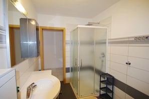 Douche, sĂšche-cheveux, serviettes fournies