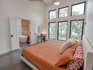 2 bedrooms, desk, iron/ironing board, free WiFi - Luxury Lakeview Retreat with Hot Tub! (McAlester)