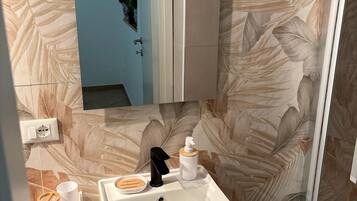 Dusche, Haartrockner, Handtücher, Seife