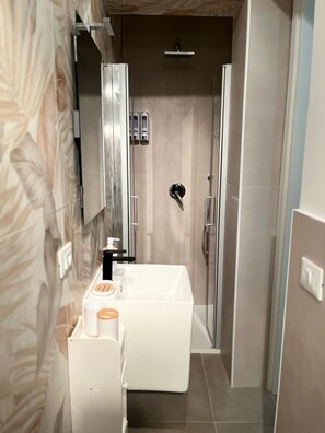 Shower, hair dryer, towels, soap - New and central B&B, near Falcone and Borsellino Airport, 5 minutes from the sea (Cinisi)