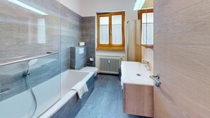 Douche, sèche-cheveux, serviettes fournies