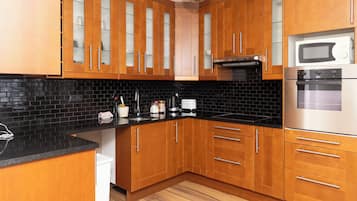House, 4 Bedrooms | Shared kitchen