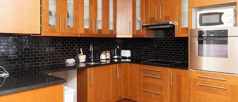 House, 4 Bedrooms | Shared kitchen