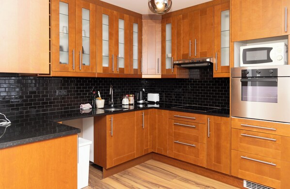 House, 4 Bedrooms | Dapur berkongsi