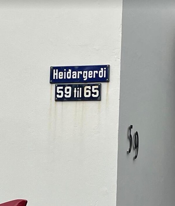 Seinä, jossa on katukyltti, jossa lukee ’Heidargerd’, ja talojen numerot ’59–65’.