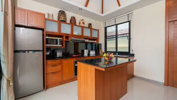 Family Villa, 3 Bedrooms, Pool View | Private kitchen