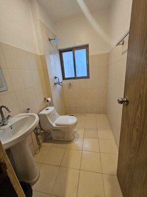 Ducha, artículos de tocador gratuitos, toallas, jabón