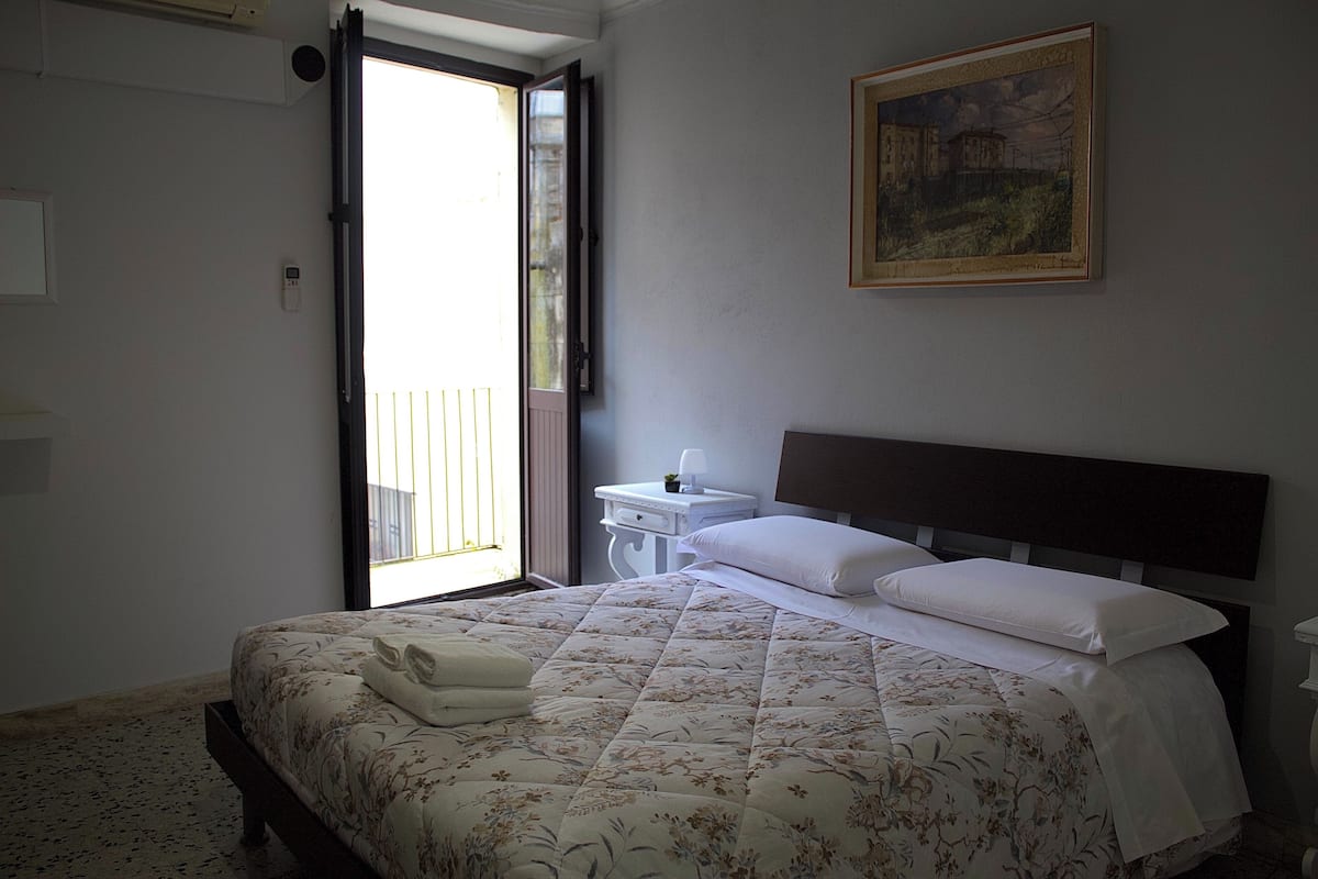 Habitación cuádruple familiar, balcón, vista a la ciudad | Ropa de cama de alta calidad y edredón
