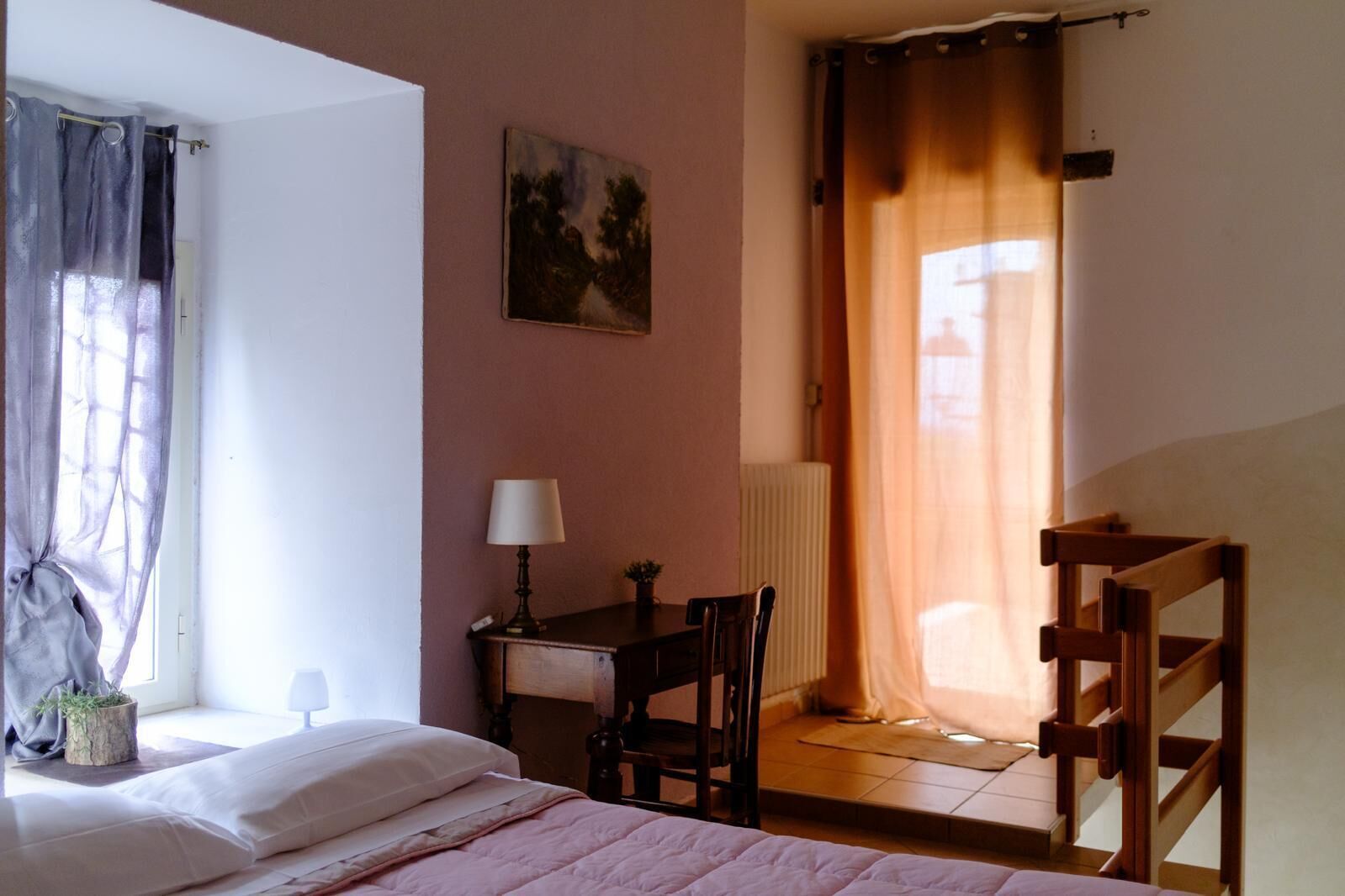 Habitació triple Comfort, vistes al turó | Roba de llit d'alta qualitat i cobrellits 