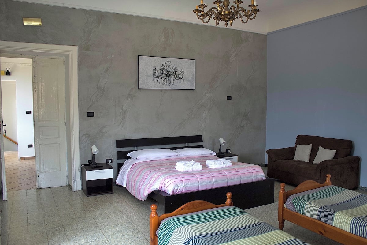 Habitación cuádruple familiar, balcón, vista a la colina | Ropa de cama de alta calidad y edredón