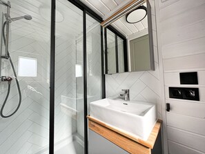 Een douche, een haardroger, toiletpapier
