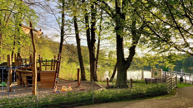 A playground with climbing structures and a fenced area. - "Fuchs und Igel Tiny House" - Time out in the newly designed "Fuchs" Tiny House (Grünheide (Mark))