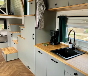 Fridge, oven, stovetop, dishwasher - "Fuchs und Igel Tiny House" - Time out in the newly designed "Fuchs" Tiny House (Grünheide (Mark))