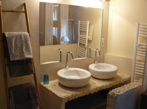 A bathroom with two sinks, a mirror, and a towel rack. - Le Clos De L'ambre (Divajeu)